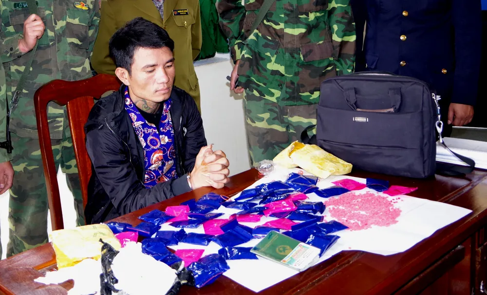 Bắt vụ vận chuyển 9.800 viên hồng phiến từ Lào về Việt Nam ảnh 1