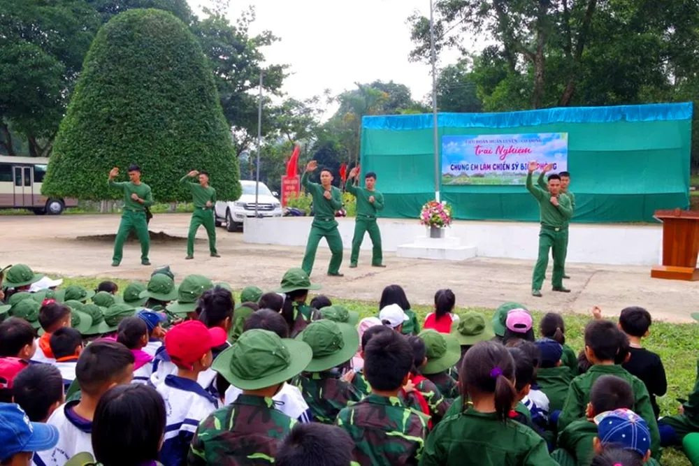 Học sinh, giáo viên thích thú trải nghiệm "Chúng em làm chiến sĩ biên phòng" ảnh 12