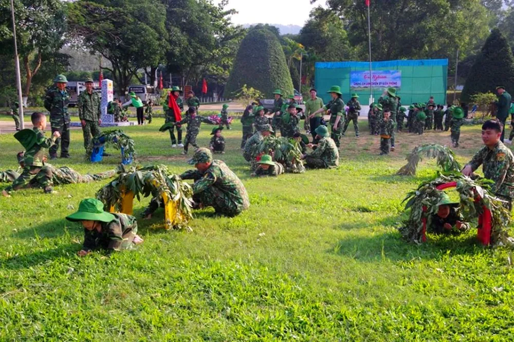 Học sinh, giáo viên thích thú trải nghiệm "Chúng em làm chiến sĩ biên phòng" ảnh 17