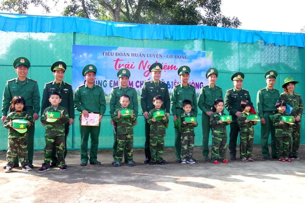 Học sinh, giáo viên thích thú trải nghiệm "Chúng em làm chiến sĩ biên phòng" ảnh 16