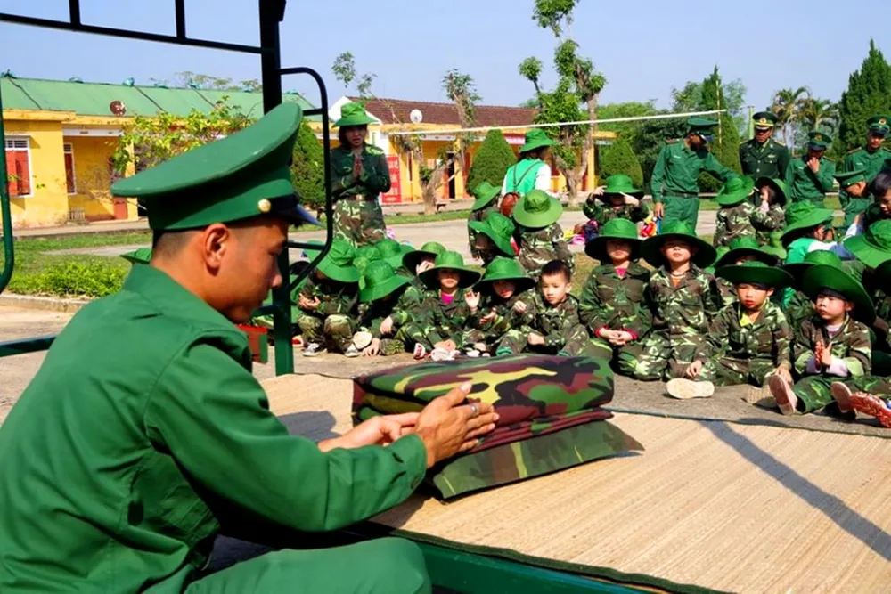 Học sinh, giáo viên thích thú trải nghiệm "Chúng em làm chiến sĩ biên phòng" ảnh 1