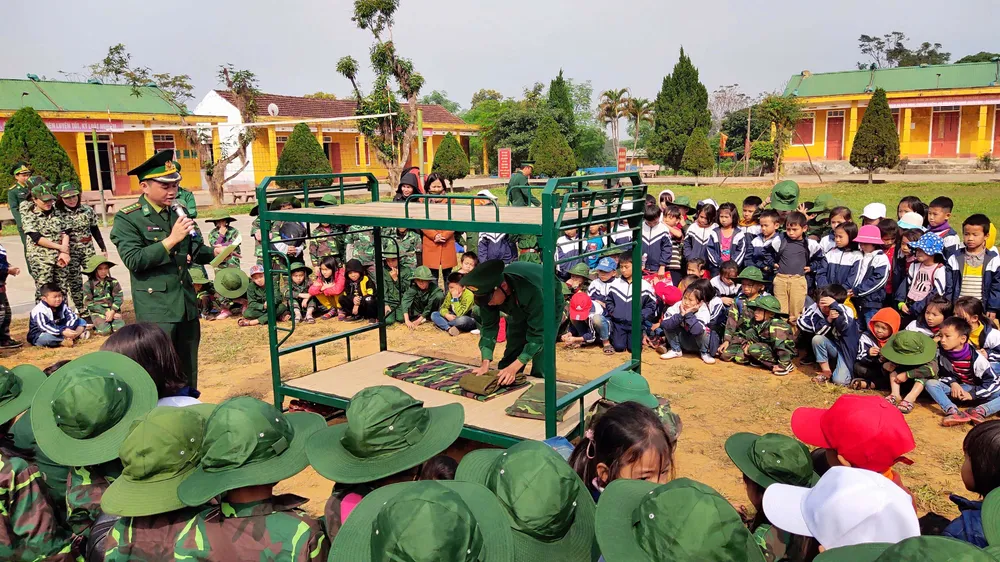 Học sinh, giáo viên thích thú trải nghiệm "Chúng em làm chiến sĩ biên phòng" ảnh 2