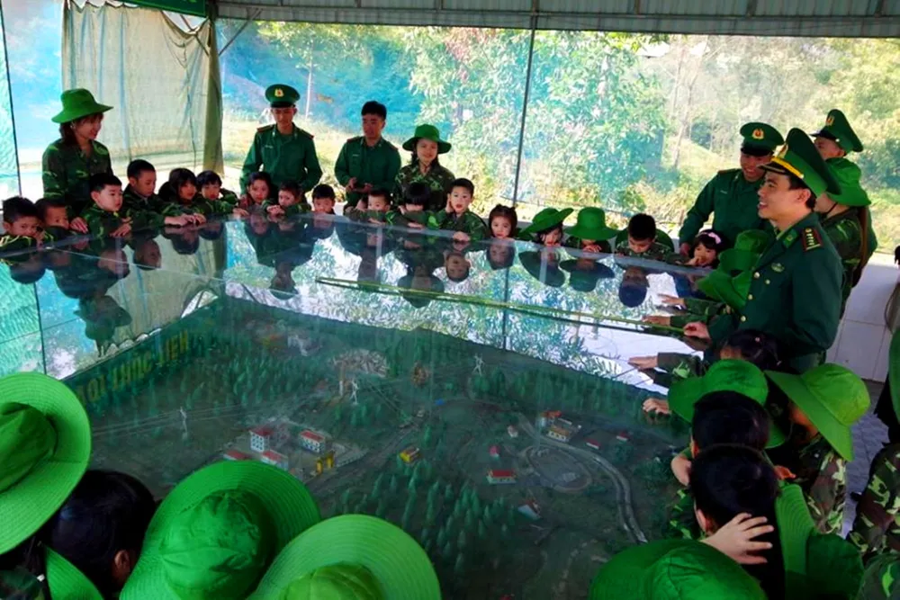 Học sinh, giáo viên thích thú trải nghiệm "Chúng em làm chiến sĩ biên phòng" ảnh 8