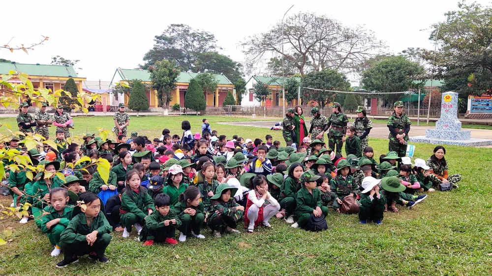 Học sinh, giáo viên thích thú trải nghiệm "Chúng em làm chiến sĩ biên phòng" ảnh 5