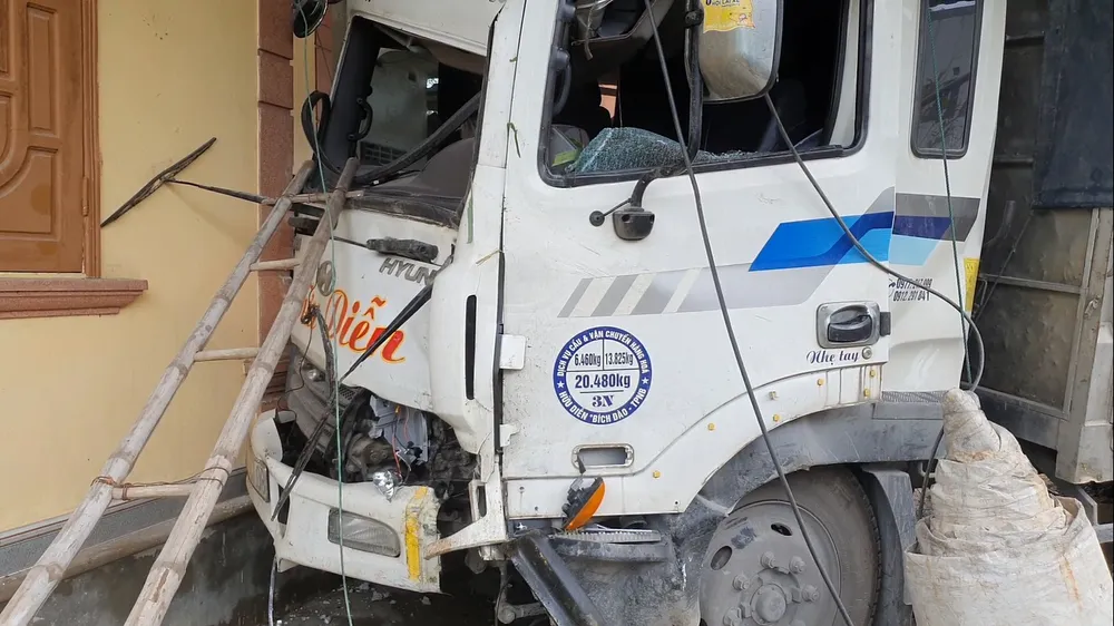 Xe container và xe tải lao vào nhà dân, nhiều người may mắn thoát nạn ảnh 5