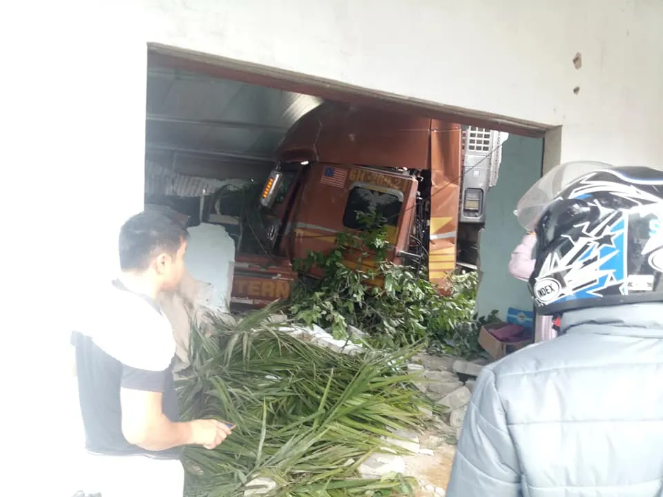 Xe container và xe tải lao vào nhà dân, nhiều người may mắn thoát nạn ảnh 11