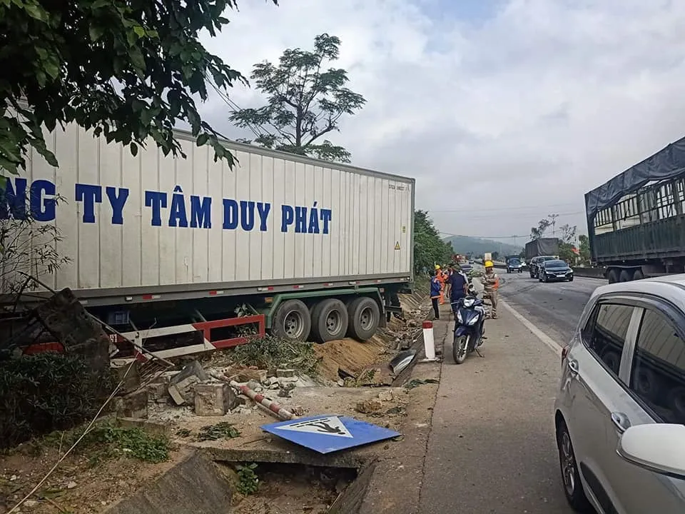 Xe container và xe tải lao vào nhà dân, nhiều người may mắn thoát nạn ảnh 12