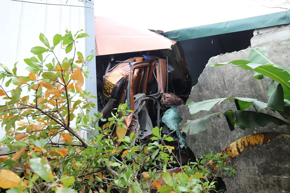 Xe container và xe tải lao vào nhà dân, nhiều người may mắn thoát nạn ảnh 3