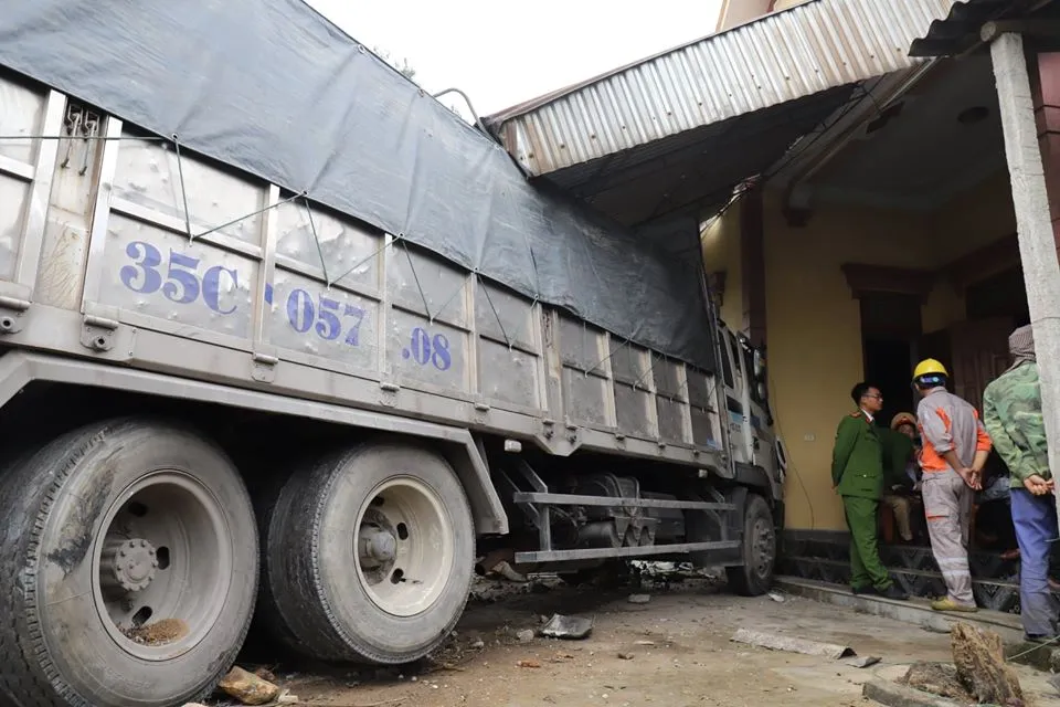 Xe container và xe tải lao vào nhà dân, nhiều người may mắn thoát nạn ảnh 9