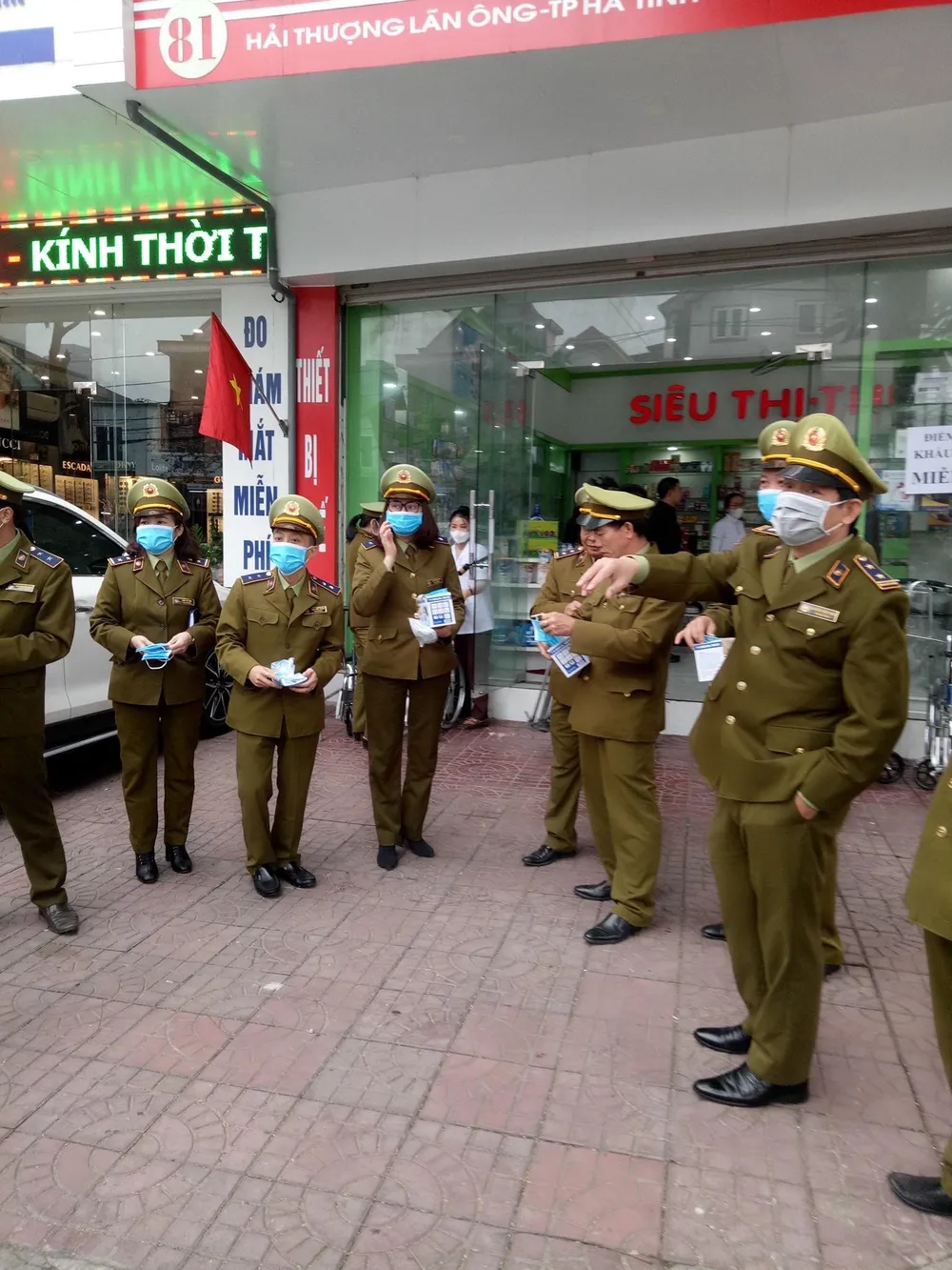 Nhiều cơ sở kinh doanh, quầy thuốc ở Hà Tĩnh phát miễn phí khẩu trang cho người dân ảnh 2 Nhiều cơ sở kinh doanh, quầy thuốc ở Hà Tĩnh phát miễn phí khẩu trang cho người dân ảnh 2