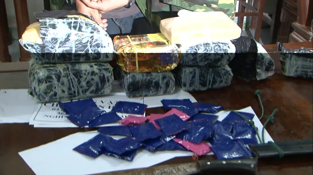 Bắt giữ đối tượng cắt rừng vận chuyển 36.000 viên hồng phiến và 4kg ma túy đá vào Việt Nam ảnh 6