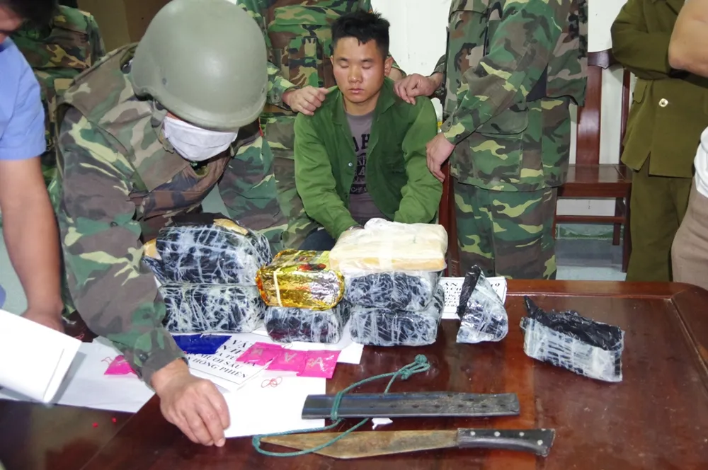 Bắt giữ đối tượng cắt rừng vận chuyển 36.000 viên hồng phiến và 4kg ma túy đá vào Việt Nam ảnh 4