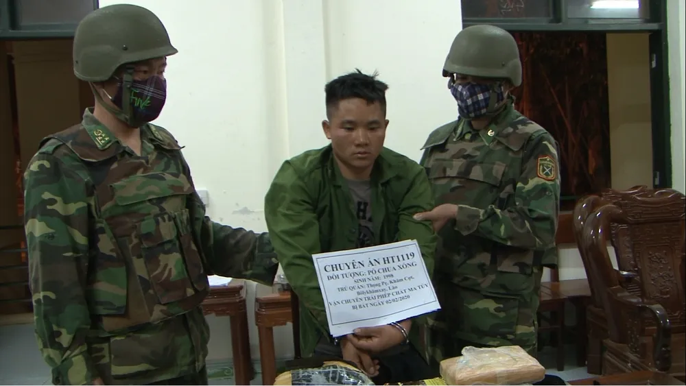 Bắt giữ đối tượng cắt rừng vận chuyển 36.000 viên hồng phiến và 4kg ma túy đá vào Việt Nam ảnh 3