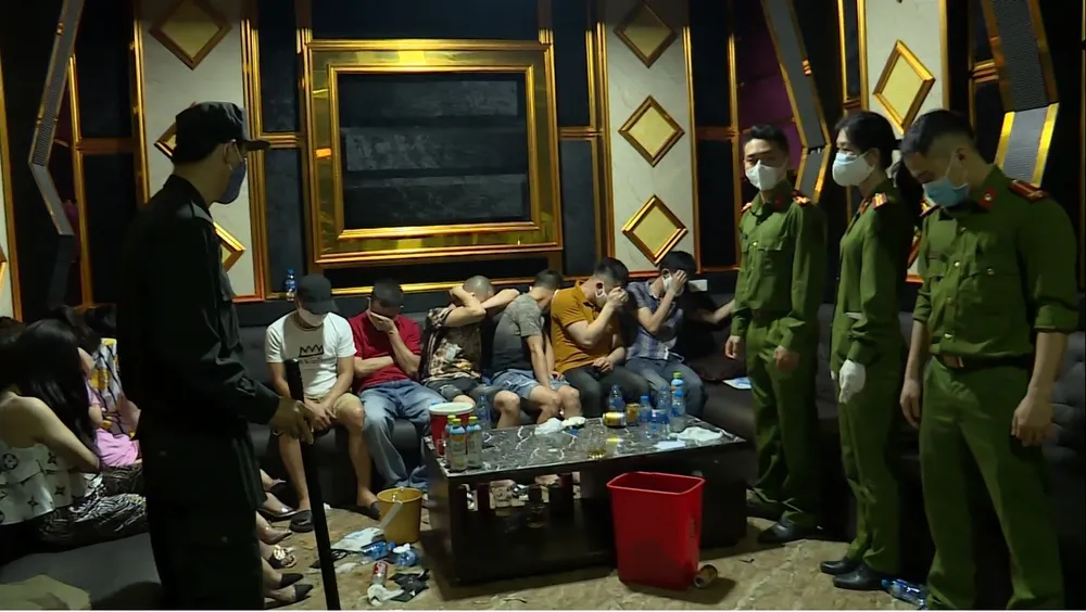 Treo biển 'tạm ngưng hoạt động' phòng Covid-19, quán karaoke âm thầm cho 76 người vào 'bay lắc' ảnh 2 Treo biển 'tạm ngưng hoạt động' phòng Covid-19, quán karaoke âm thầm cho 76 người vào 'bay lắc' ảnh 2