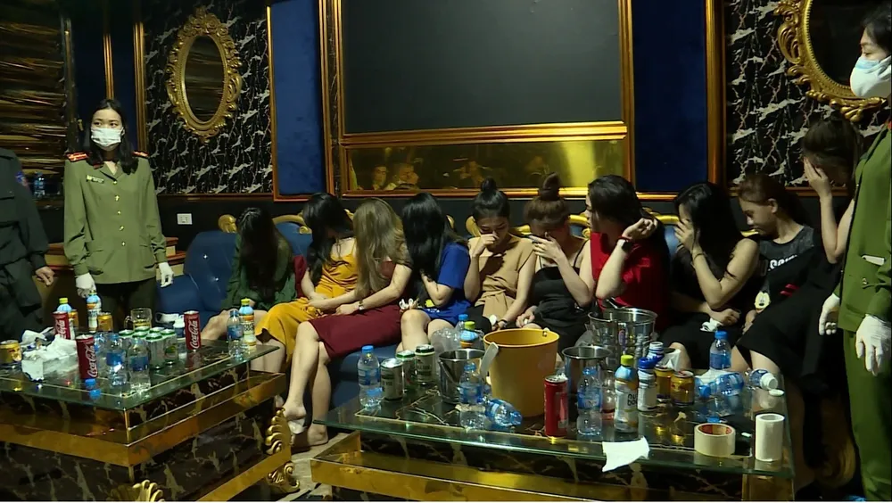 Treo biển 'tạm ngưng hoạt động' phòng Covid-19, quán karaoke âm thầm cho 76 người vào 'bay lắc' ảnh 1 Treo biển 'tạm ngưng hoạt động' phòng Covid-19, quán karaoke âm thầm cho 76 người vào 'bay lắc' ảnh 1