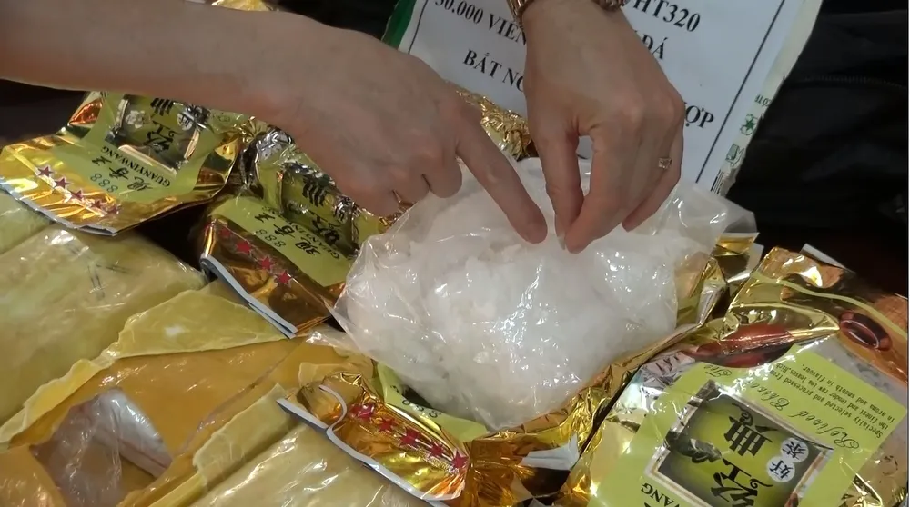 Bắt giữ đối tượng vận chuyển 5kg ma túy đá, 30.000 viên ma túy tổng hợp ảnh 3