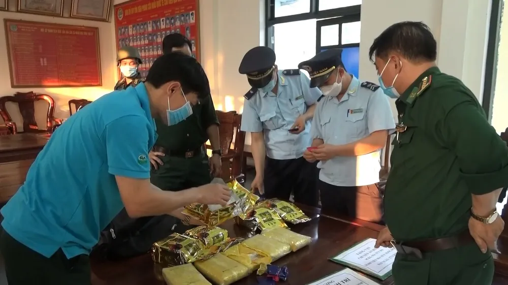 Bắt giữ đối tượng vận chuyển 5kg ma túy đá, 30.000 viên ma túy tổng hợp ảnh 1