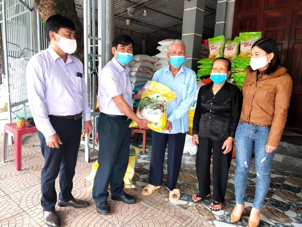 Ông Phong, bà Hường ủng hộ gạo cho công tác phòng, chống dịch Covid-19