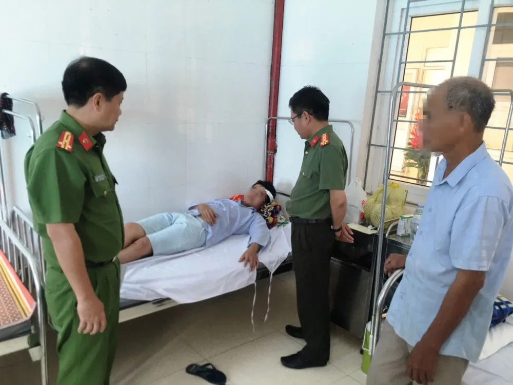 Khởi tố đối tượng dùng dao tấn công lực lượng công an ảnh 2 Khởi tố đối tượng dùng dao tấn công lực lượng công an ảnh 2