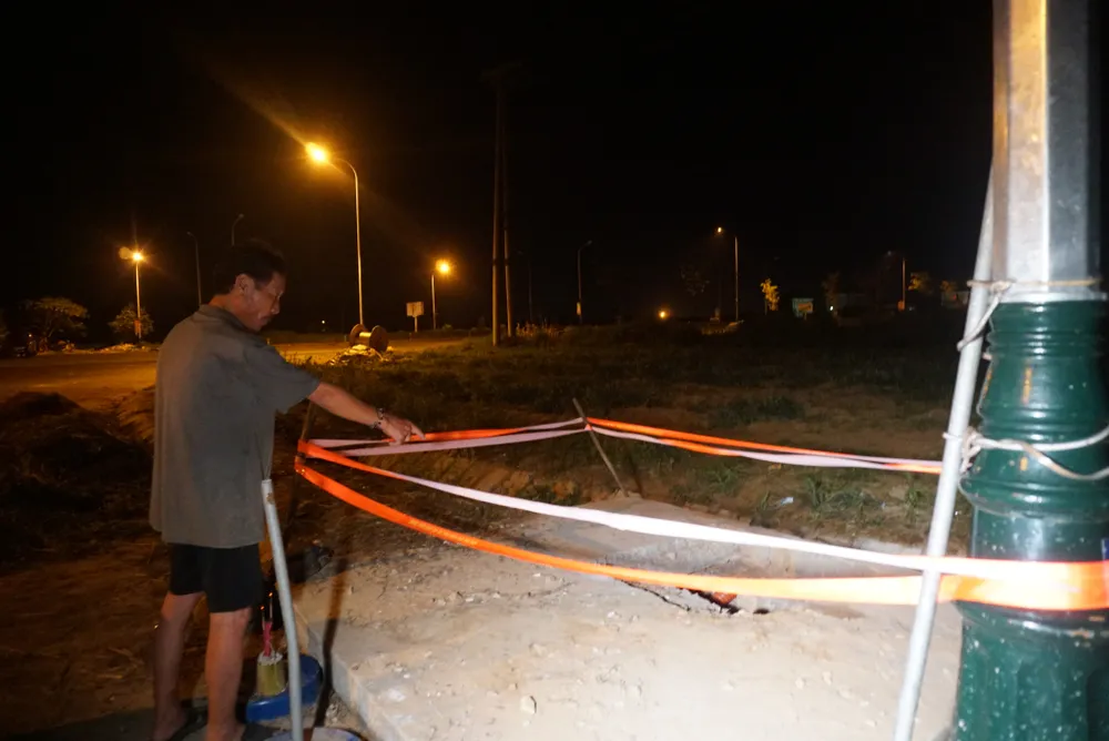 Phát hiện bé trai 4 tuổi tử vong dưới hố ga bên đường ảnh 4