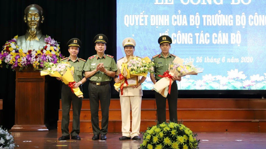 Thiếu tướng Trần Quốc Tỏ, Thứ trưởng Bộ Công an trao quyết định Giám đốc Công an tỉnh Hà Tĩnh cho Đại tá Lê Khắc Thuyết và tặng hoa chúc mừng Đại tá Võ Trọng Hải và Đại tá Nguyễn Tiến Nam. Ảnh Công an Hà Tĩnh