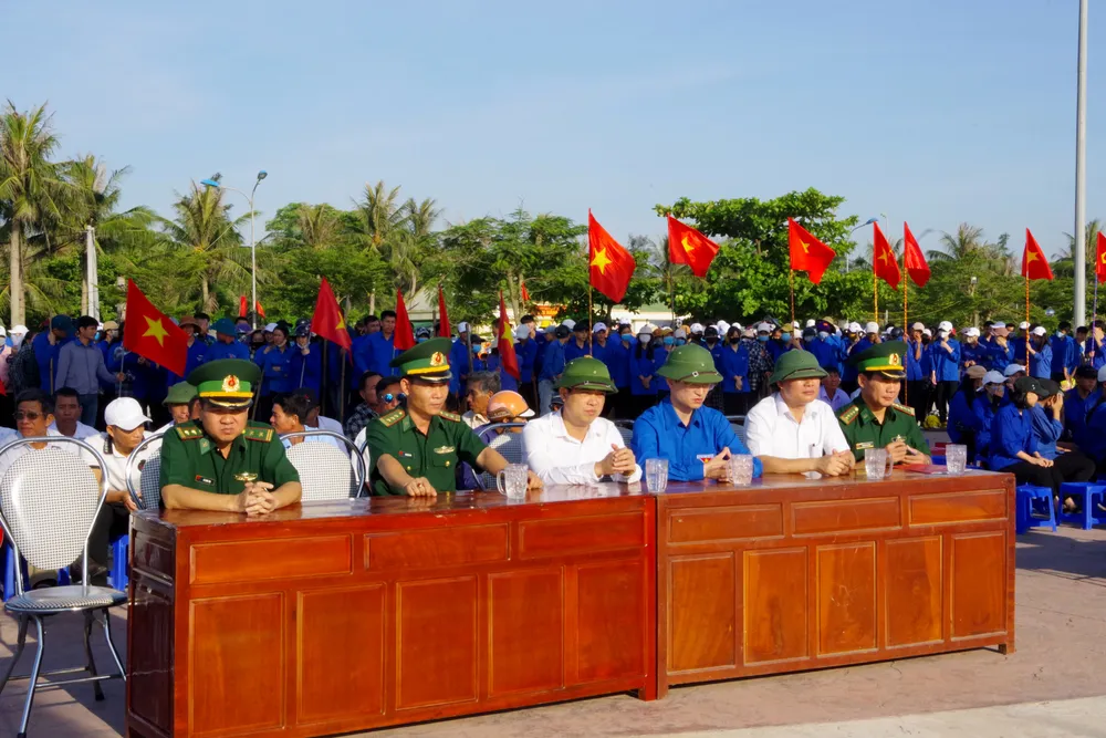 Hơn 1.000 đoàn viên thanh niên ra quân làm sạch môi trường bãi biển ở Hà Tĩnh ảnh 1