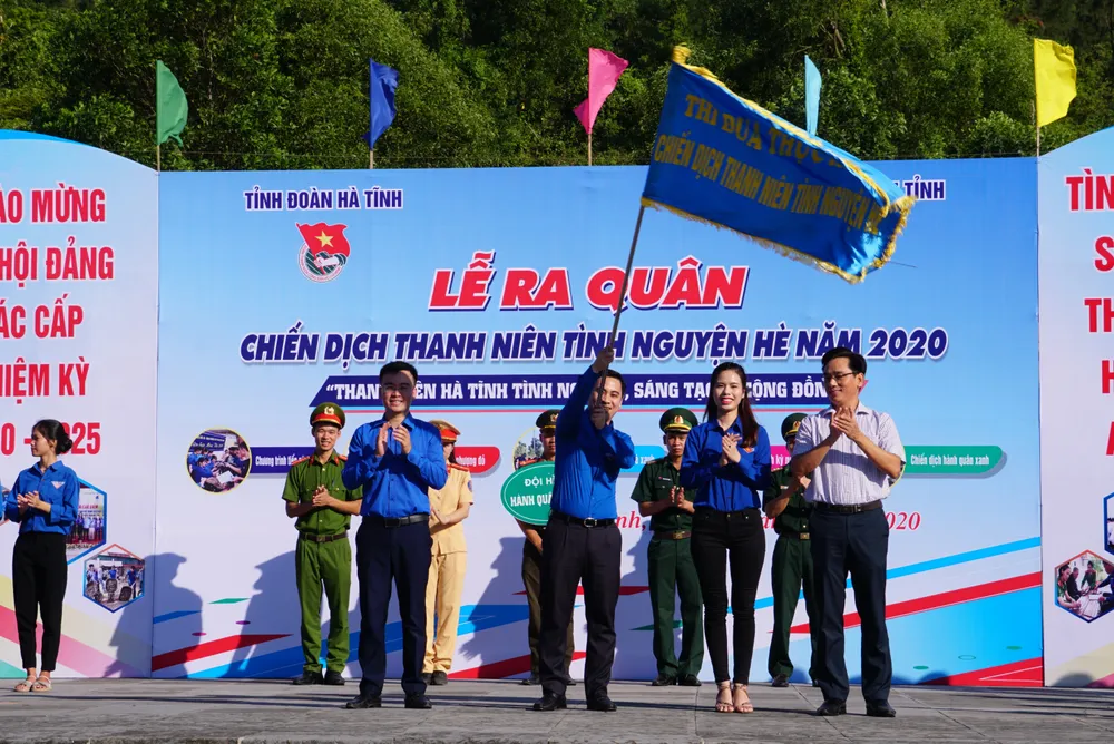 Hơn 1.000 đoàn viên thanh niên ra quân làm sạch môi trường bãi biển ở Hà Tĩnh ảnh 10