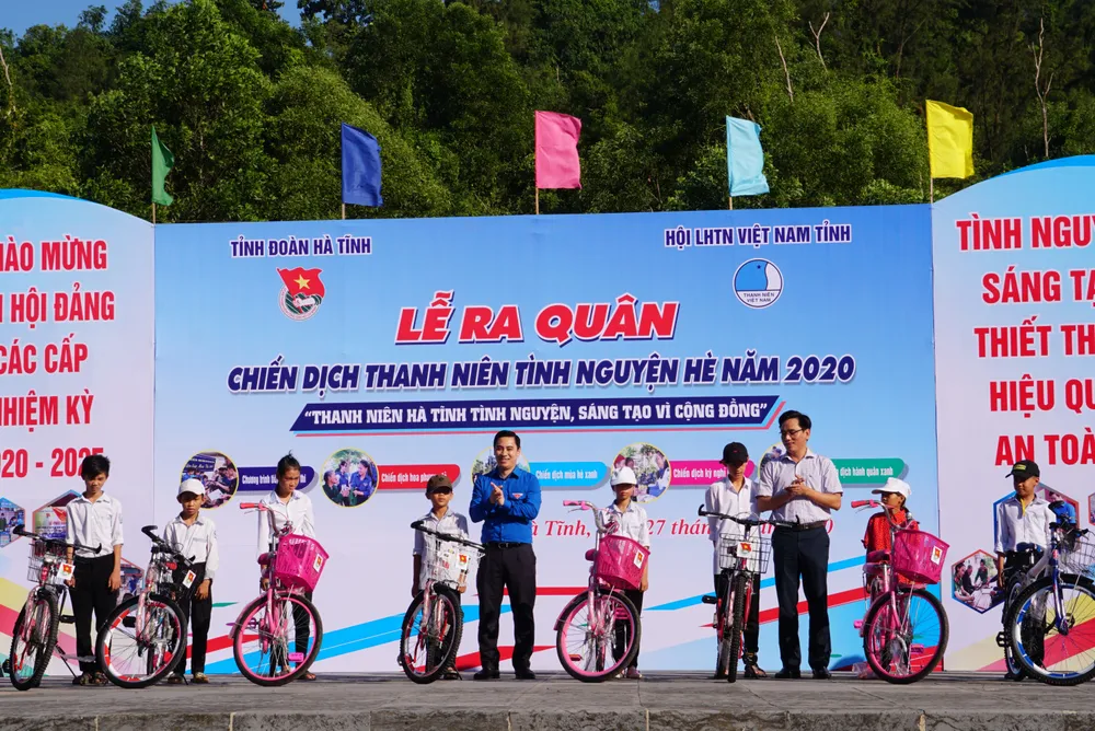 Hơn 1.000 đoàn viên thanh niên ra quân làm sạch môi trường bãi biển ở Hà Tĩnh ảnh 6