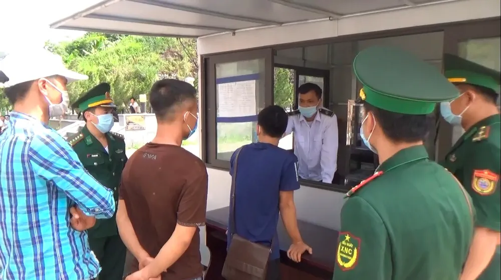 Chui hầm xe khách để trốn cách ly y tế khi nhập cảnh từ Lào về Việt Nam ảnh 2