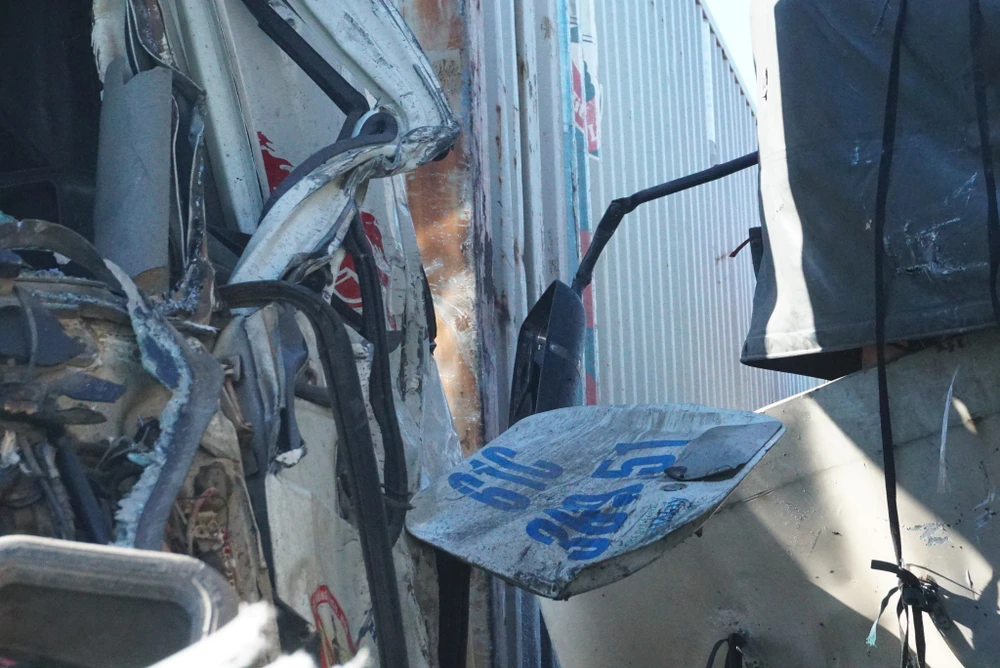 Va chạm giữa xe tải và xe container, 3 người thương vong ảnh 6 Va chạm giữa xe tải và xe container, 3 người thương vong ảnh 6