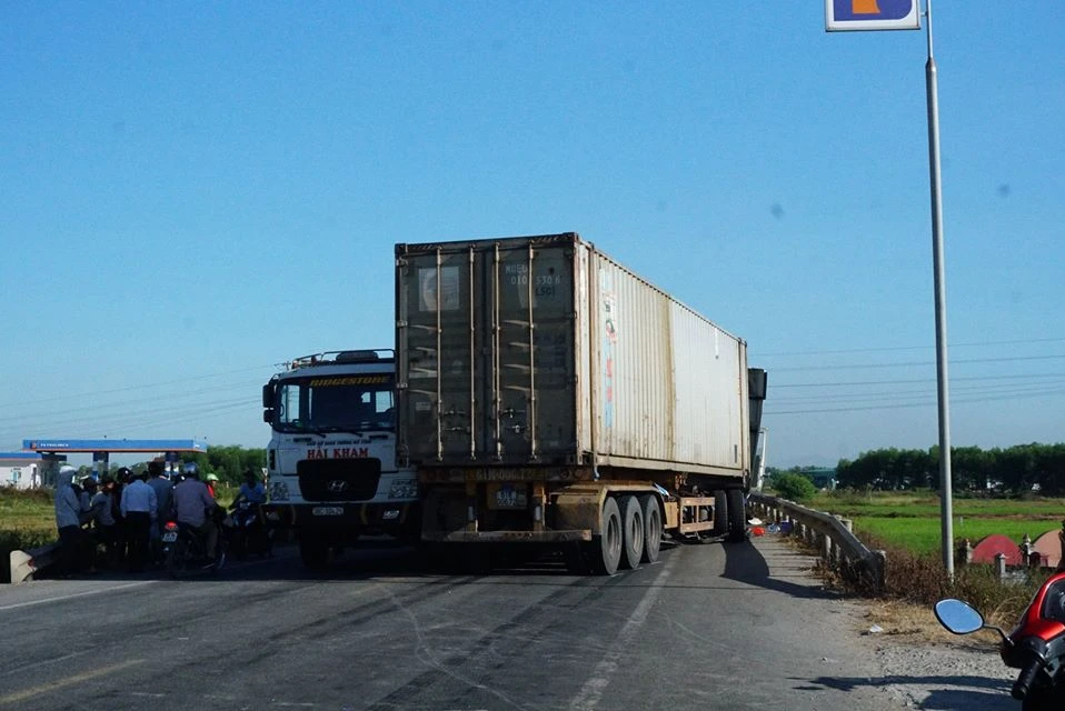 Va chạm giữa xe tải và xe container, 3 người thương vong ảnh 2 Va chạm giữa xe tải và xe container, 3 người thương vong ảnh 2