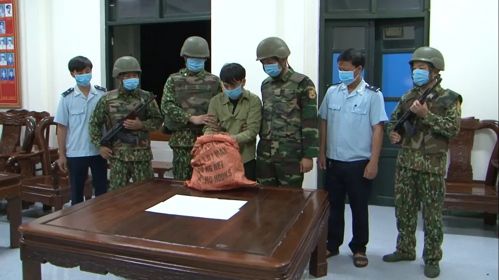 Bắt giữ đối tượng vận chuyển 6 bánh heroin và 7.600 viên ma túy  ảnh 4