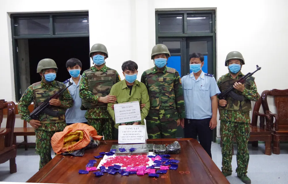 Bắt giữ đối tượng vận chuyển 6 bánh heroin và 7.600 viên ma túy  ảnh 2