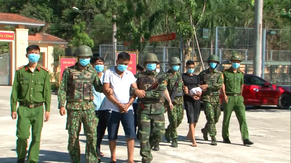 Bắt giữ 2 đối tượng vận chuyển 1 bánh heroin và 1kg ketamine ở khu vực biên giới ảnh 2