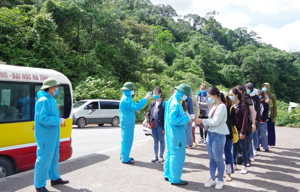 Tiếp nhận, cách ly hơn 400 sinh viên Lào nhập cảnh trở lại Việt Nam học tập ảnh 5