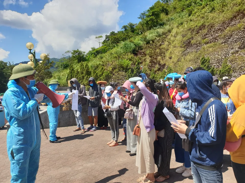 Tiếp nhận, cách ly hơn 400 sinh viên Lào nhập cảnh trở lại Việt Nam học tập ảnh 4