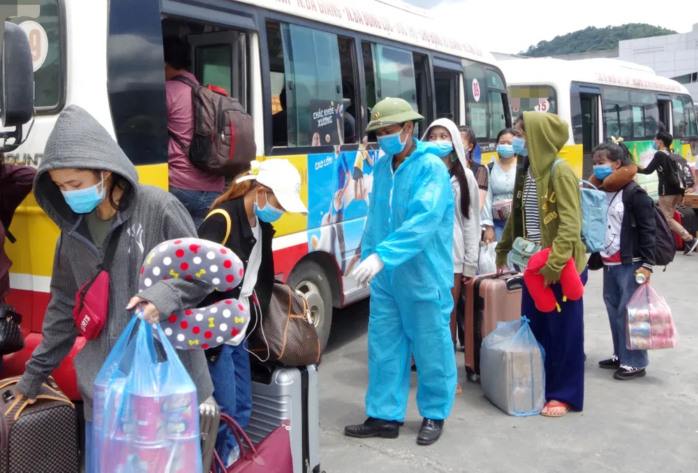 Tiếp nhận, cách ly hơn 400 sinh viên Lào nhập cảnh trở lại Việt Nam học tập ảnh 6