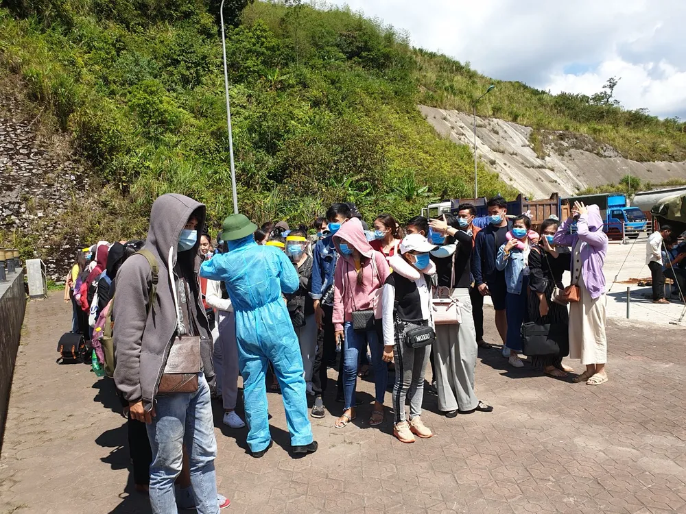 Tiếp nhận, cách ly hơn 400 sinh viên Lào nhập cảnh trở lại Việt Nam học tập ảnh 2