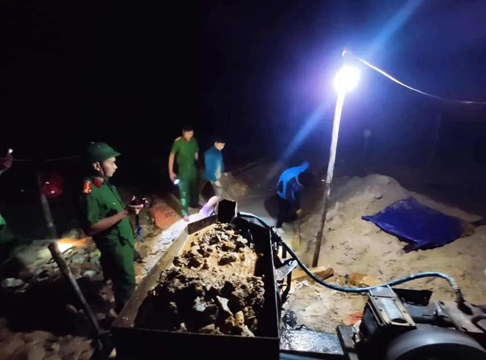 Phát hiện 2 vụ khai thác vàng trái phép trong đêm ở Hà Tĩnh ảnh 2