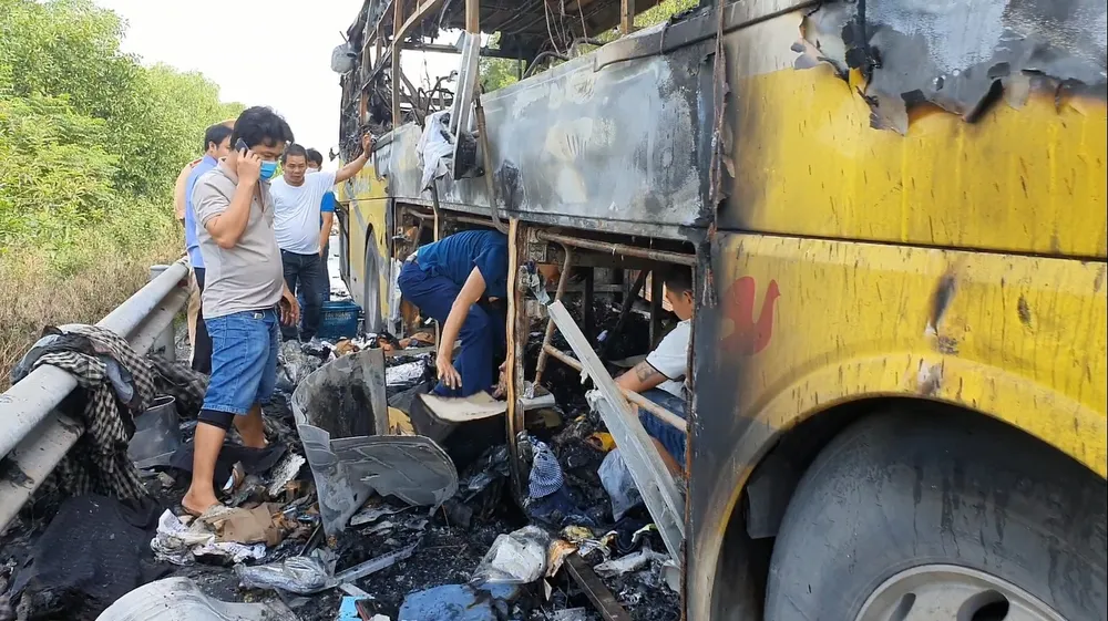 Xe khách bốc cháy lúc rạng sáng trên Quốc lộ 1 ảnh 3