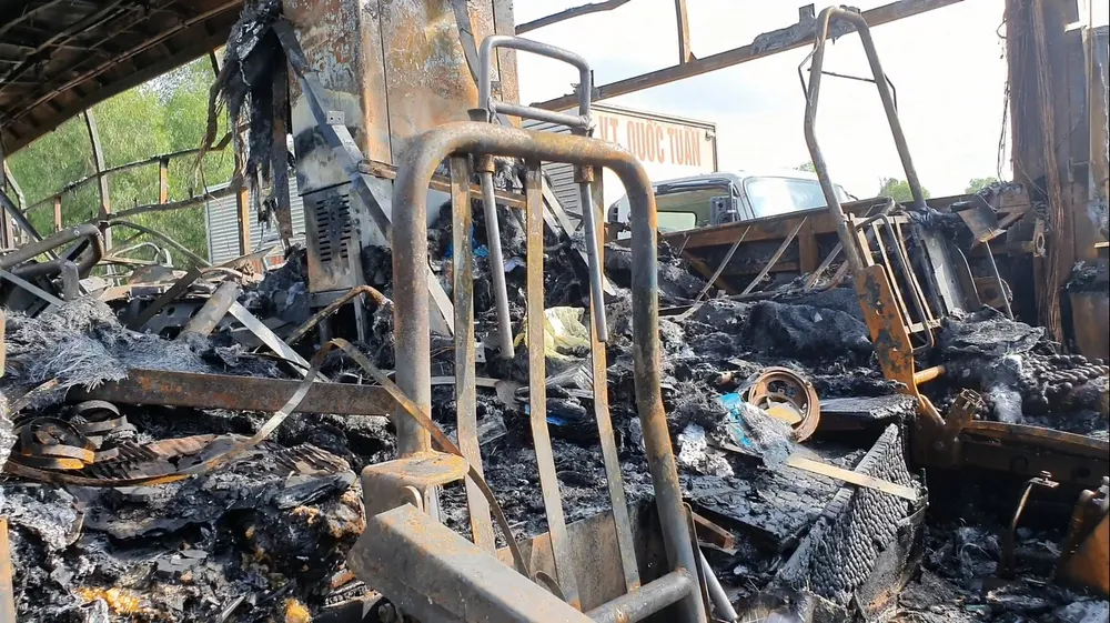 Xe khách bốc cháy lúc rạng sáng trên Quốc lộ 1 ảnh 4