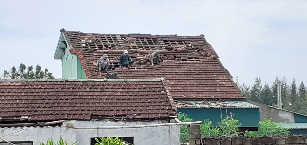 Lốc xoáy gây thiệt hại hàng tỷ đồng ở hai xã ven biển Hà Tĩnh ảnh 12