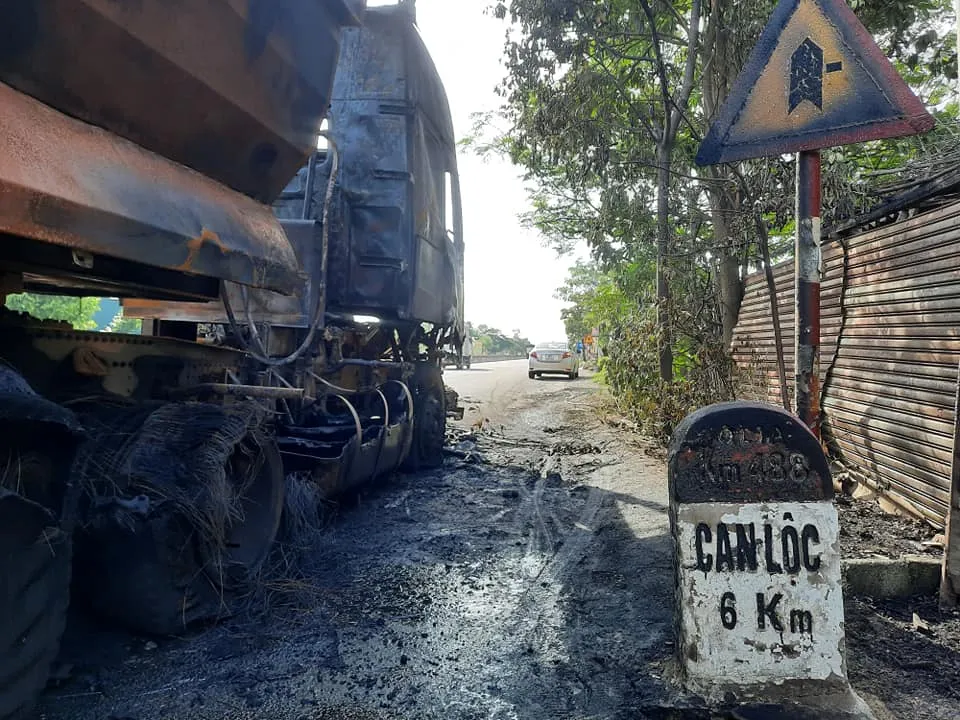 Xe ô tô đầu kéo bốc cháy trên Quốc lộ 1A ở Hà Tĩnh ảnh 7 Xe ô tô đầu kéo bốc cháy trên Quốc lộ 1A ở Hà Tĩnh ảnh 7