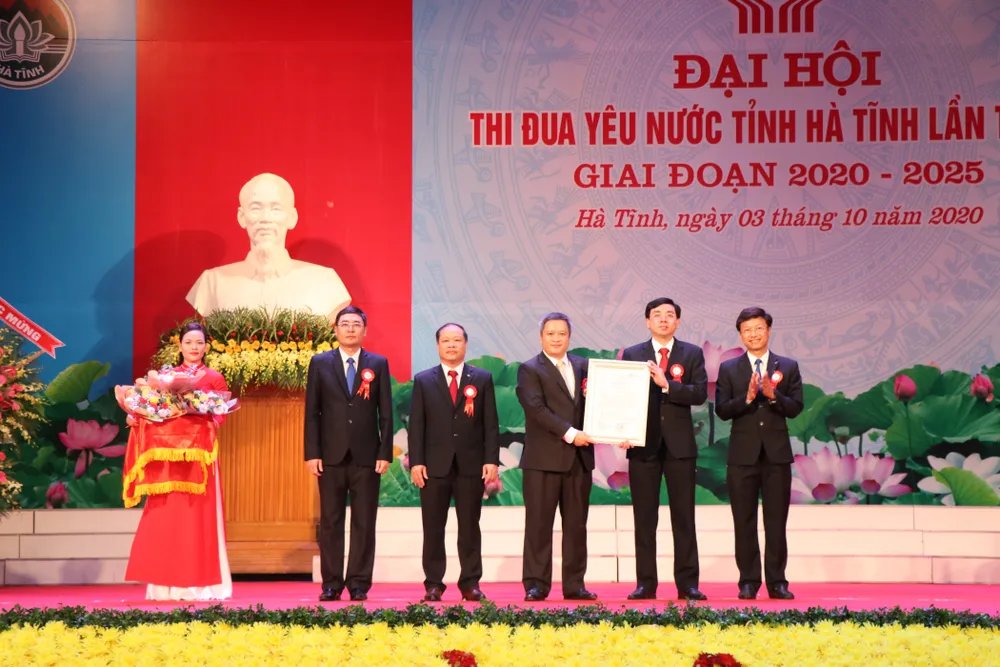 Phó Chủ tịch nước Đặng Thị Ngọc Thịnh dự Đại hội Thi đua yêu nước tỉnh Hà Tĩnh ảnh 4 Phó Chủ tịch nước Đặng Thị Ngọc Thịnh dự Đại hội Thi đua yêu nước tỉnh Hà Tĩnh ảnh 4