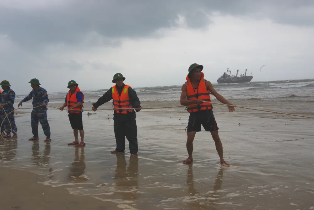 Cứu thành công 16 thuyền viên gặp nạn trên biển Hà Tĩnh ảnh 1 Cứu thành công 16 thuyền viên gặp nạn trên biển Hà Tĩnh ảnh 1