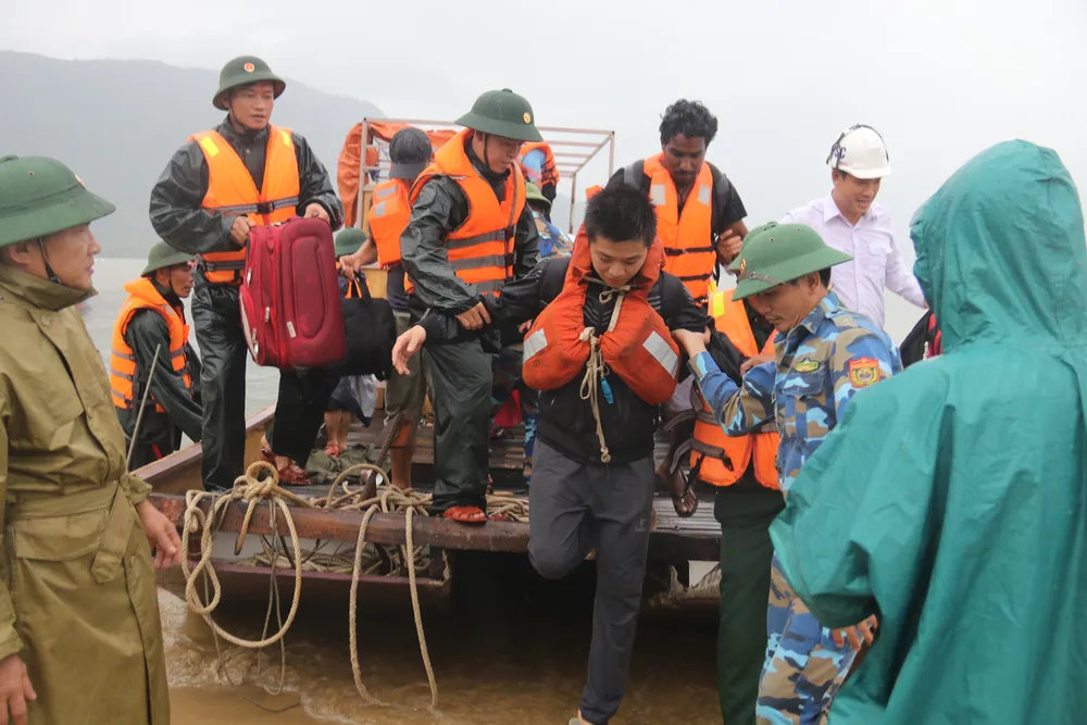 Cứu thành công 16 thuyền viên gặp nạn trên biển Hà Tĩnh ảnh 5 Cứu thành công 16 thuyền viên gặp nạn trên biển Hà Tĩnh ảnh 5