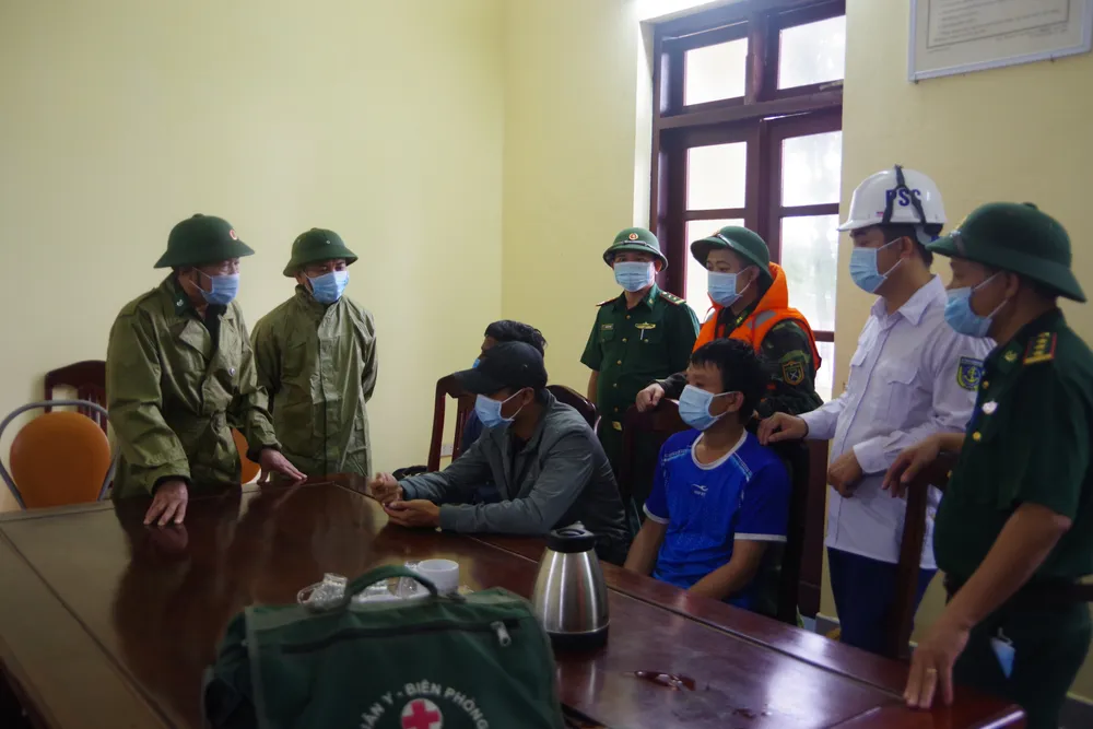 Cứu thành công 16 thuyền viên gặp nạn trên biển Hà Tĩnh ảnh 6 Cứu thành công 16 thuyền viên gặp nạn trên biển Hà Tĩnh ảnh 6