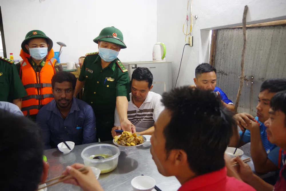 Cứu thành công 16 thuyền viên gặp nạn trên biển Hà Tĩnh ảnh 7 Cứu thành công 16 thuyền viên gặp nạn trên biển Hà Tĩnh ảnh 7