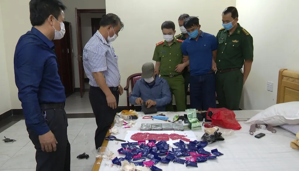 Bắt đối tượng vận chuyển 6 bánh heroin, 1kg ketamine và 12.000 viên ma túy tổng hợp ảnh 1