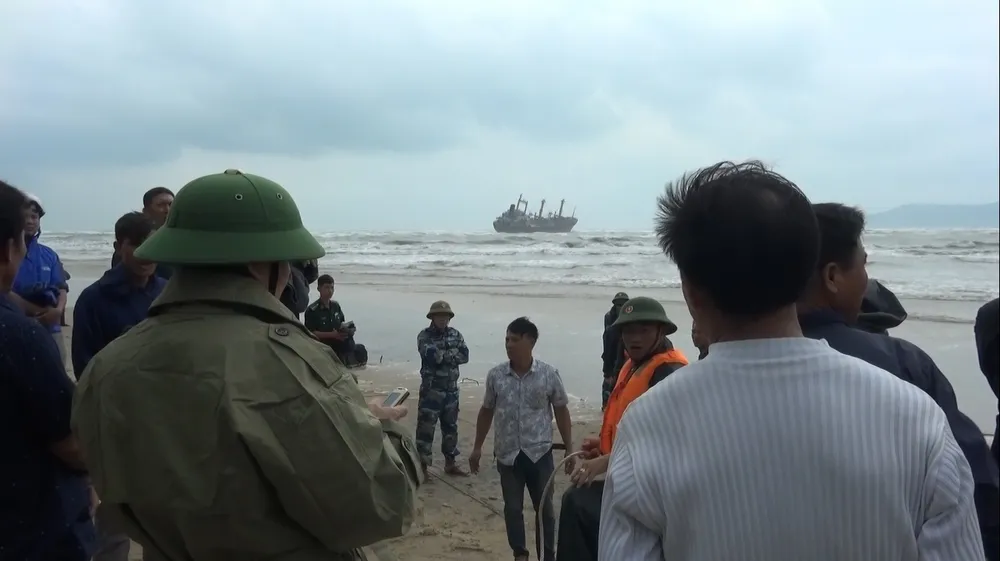 Cứu thành công 16 thuyền viên gặp nạn trên biển Hà Tĩnh ảnh 2 Cứu thành công 16 thuyền viên gặp nạn trên biển Hà Tĩnh ảnh 2